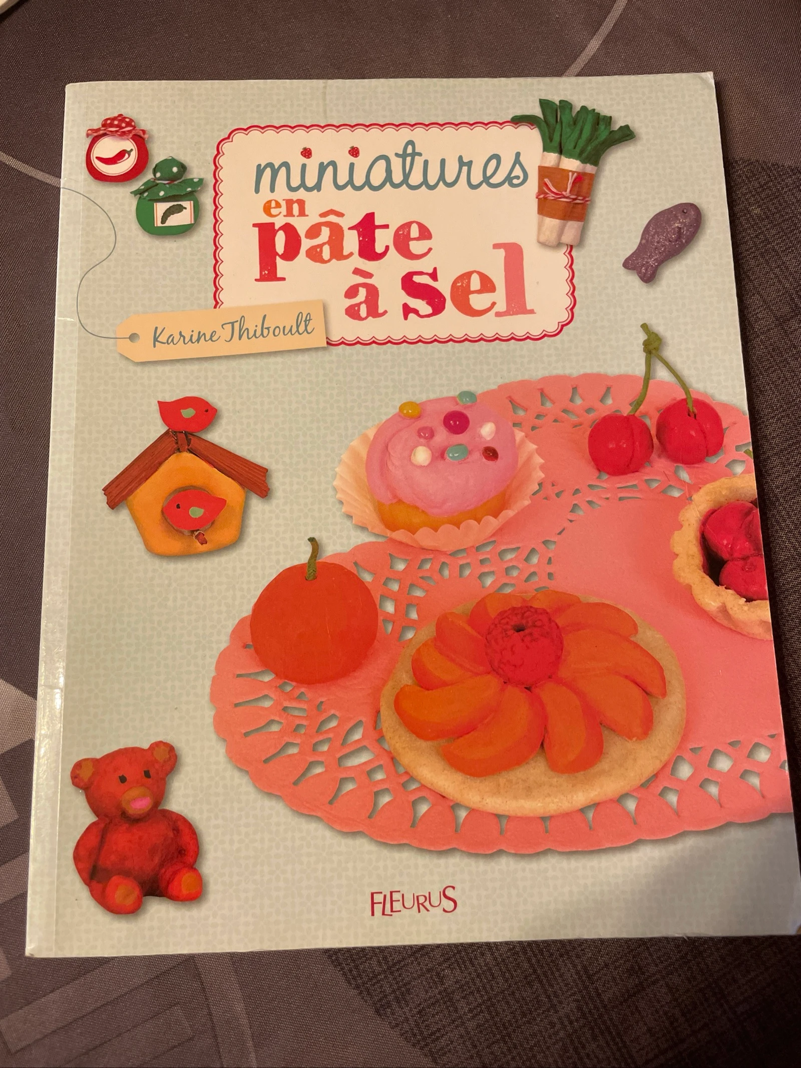 Livre miniatures en pâte à sel / fleurus